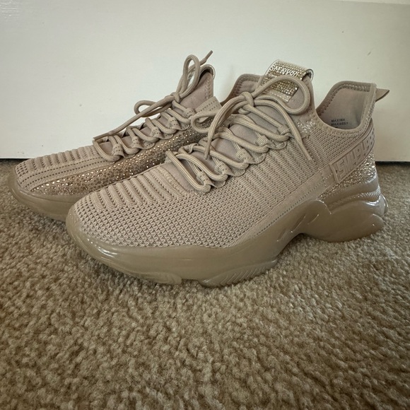 Maxima Sneaker - Picture 2 of 5